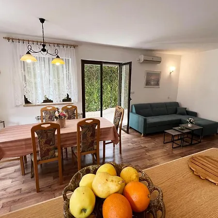 In With House Sea View Apartman *